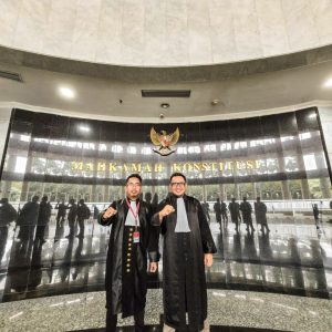Menangani Perkara di Mahkamah Konstitusi Menangani Perkara di Mahkamah Konstitusi